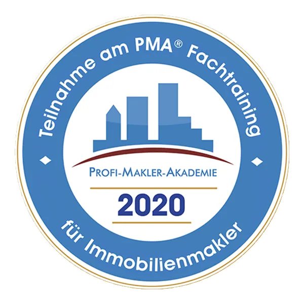 Ein blauer Kreis mit weißem Text und blauen Gebäuden. Teilnahme am PMA. Profi-Makler-Akademie. 2020 für Immobilienmakler.