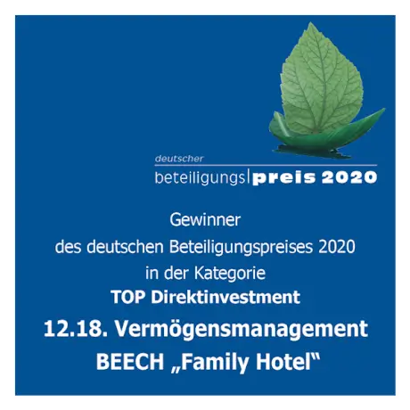 Ein blaues Quadrat mit weißem Text und einem Blatt. Das Bild ist mit der 12.18. Investment Management GmbH verbunden, dem Gewinner des Deutschen Beteiligungspreises 2020 in der Kategorie TOP Direktinvestment. Das Bild stammt von der Website https://12-18-vermoegensmanagement.com.